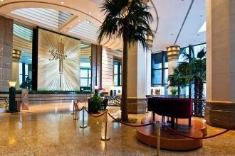 Первый этаж, что характерно для многих з