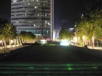 Вокруг Central Plaza находится огромный 