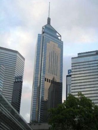 Сентрал плаза (Central Plaza) занимает т