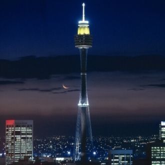 Высота башни — 305 метров (1001 фут).