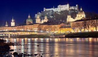 Крепость располагается на горе, и видна 