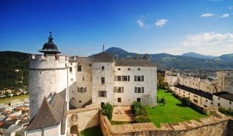 Двор в 12 в. был куда менее застроен, че