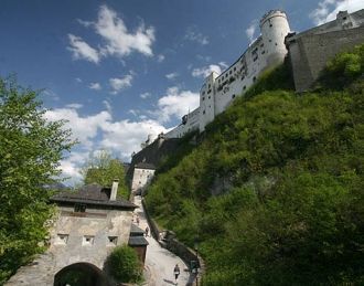 В замке есть  сооружение конца 15 - нача