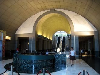 Банк Китая внутри.