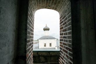 Вид изнутри на оконный проем Башни Сююмб