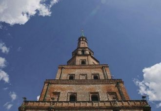 На западном и восточном фасадах пилоны и