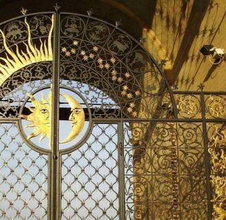 В 2004 г. в проездную арку навешены кова