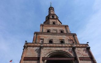 Грани всех ярусов Башни подчеркнуты лопа