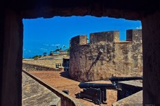 Форт имеет мощные стены, узкие бойницы, 