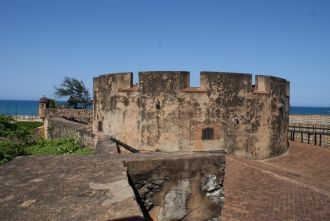 Башня вмещает небольшой музей военных ар