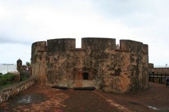 В крепости очень низкие дверные проемы. 