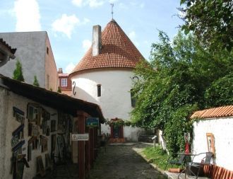 Красная башня расположена на улице Хомми