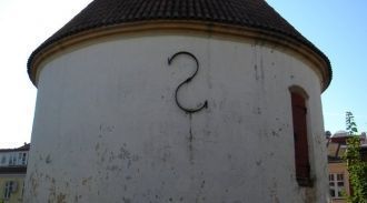 Стена Красной башни.