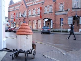 Со стороны Рыцарской улицы стоит реклама