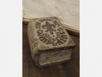 Каменная книга на выходе из Красной башн