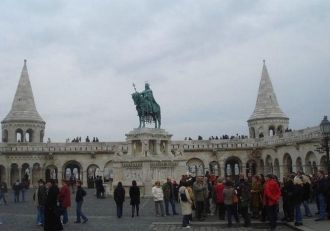 Памятник конной статуи правителя, стояще