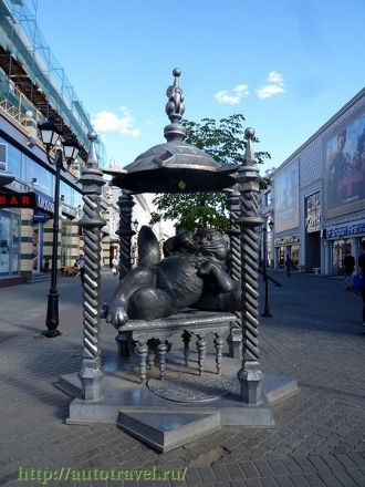 У подножия памятника имеется уже знакома