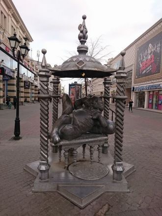 На крыше расположилась небольшая фигура 