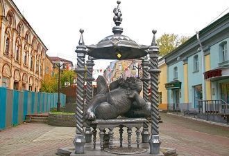 Памятник Коту Казанскому высотой 3 метра