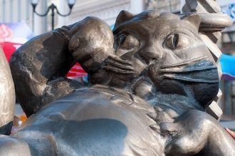 Памятник Коту Казанскому вблизи.