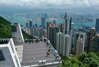 На вершине Пика Виктории в Гонконге нахо