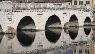 Мост Тиберия (Ponte di Tiberio) нередко 