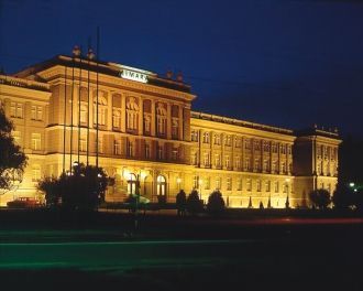 Ночью на фоне музея можно увидеть светов