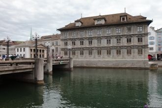 Ратуша Цюрих  располагается на одном из 