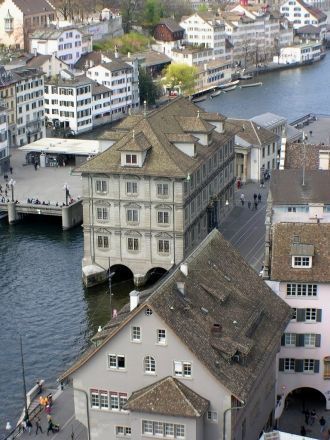 Вид на ратушу Цюрих и на реку Лиммат с в