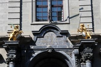 Его украшают аркады и рельефы, а также в