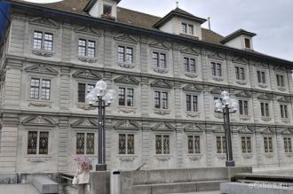 Величественный вид трехэтажного здания р