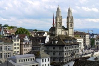 Напротив Ратуши расположена старая площа