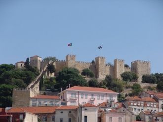 Пролеты стены укреплены барканами. В выс