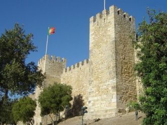 Замок работает как музей и вход в него я