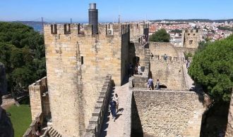 Комплекс имеет квадратную форму и состои