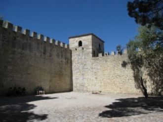 Тесно прижавшись к ограждению обнесенног