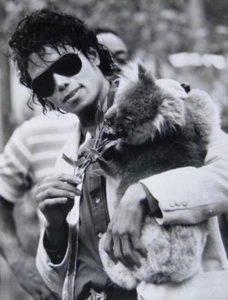 Фото Майкла с двумя коалами в парке Коун