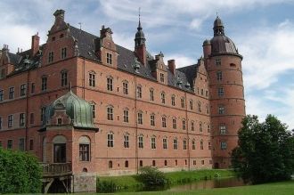 Условно, замок разделен на белый и красн