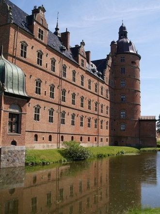 Само строение окружает широкий ров, напо