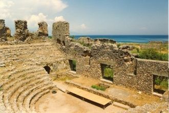 К востоку от акрополя, вокруг бухты, мож