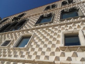 Стена с окнами Дома Бикуша вблизи.