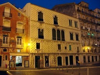 В вечернее время фасады этого здания уди