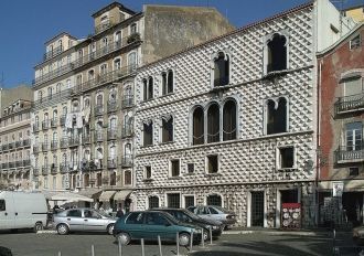 С 2012 года в Доме с шипами работает фон