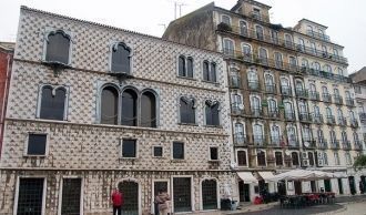 Дом с необычным шипованным фасадом, Casa