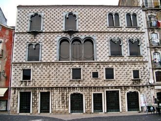 Необычные стены Дома Бикуш  дополняют ас