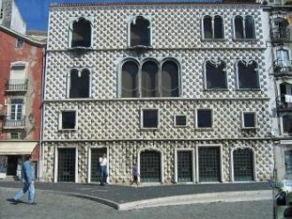 Сотни маленьких пирамидок из золотистого