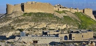 За крепостной стеной находятся 375 ступе