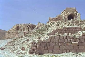 Замок Шобак находится на горе недалеко о