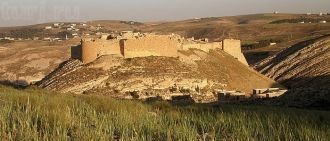 Замок Шобак. Вид издалека на гору.