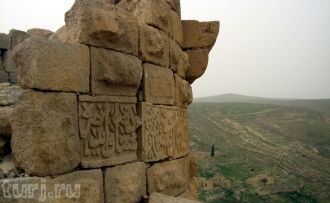 На каменных стенах сохранились затейливы